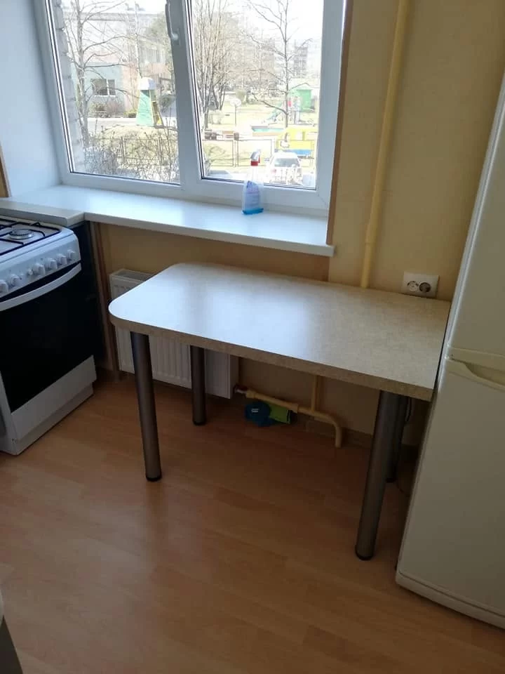 Kompakts galds mazai virtuvei