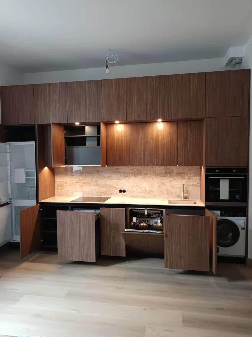 Eleganta virtuve ar lamināta fasādēm un kvarca akmens virsmu